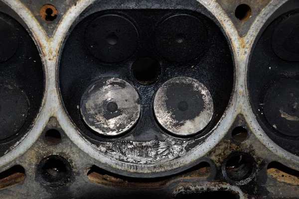 Válvula en un depósito en la tapa retirada de la caja de válvulas del motor . — Foto de Stock