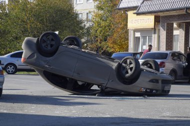 Araba kazası. Arabada başka bir araba için yol vermedi ve bir çarpışması oluştu.