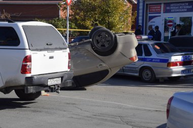 Araba kazası. Arabada başka bir araba için yol vermedi ve bir çarpışması oluştu.