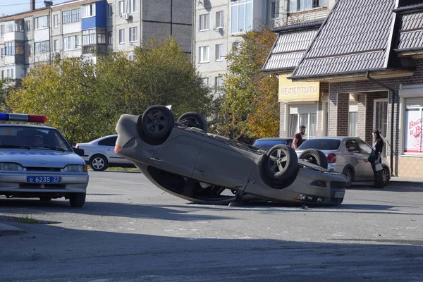 Accidente de coche. El coche no dio paso a otro coche y se produjo una colisión . — Foto de Stock