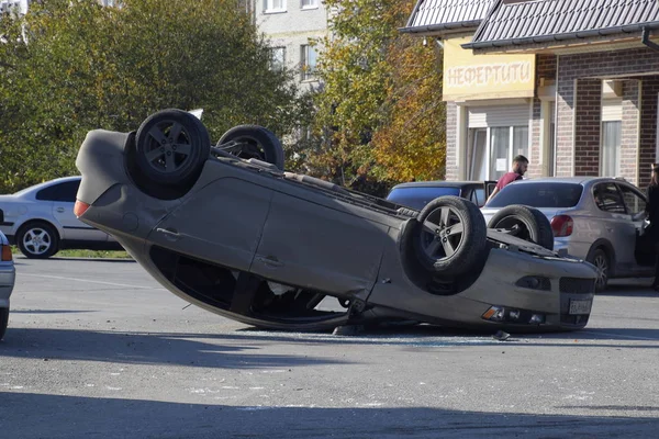 Wypadek samochodowy. Samochód nie daje sposób, aby inny samochód i kolizji doszło. — Zdjęcie stockowe