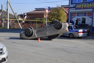Araba kazası. Arabada başka bir araba için yol vermedi ve bir çarpışması oluştu.
