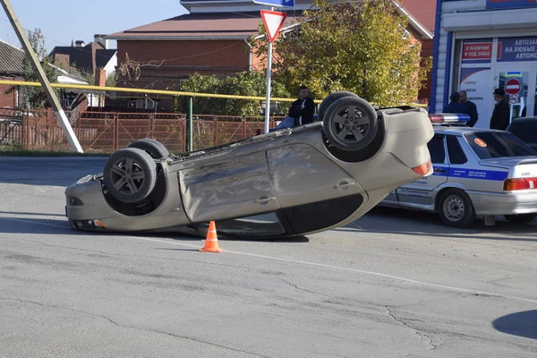 Araba kazası. Arabada başka bir araba için yol vermedi ve bir çarpışması oluştu. — Stok fotoğraf