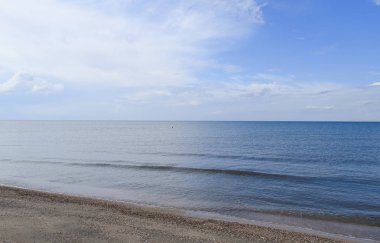 Issız deniz plaj. Sessiz deniz deniz yüzey manzara