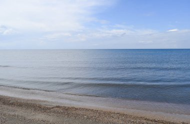 Issız deniz plaj. Sessiz deniz deniz yüzey manzara