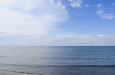 Issız deniz plaj. Sessiz deniz deniz yüzey manzara