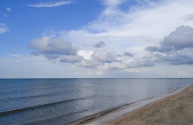 Issız deniz plaj. Sessiz deniz deniz yüzey manzara