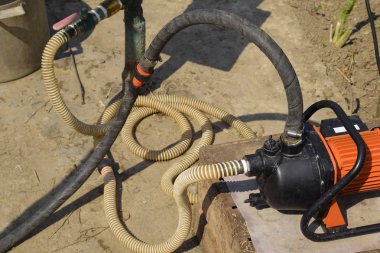 Self-priming Bahçe pompası ve kendisine bağlı hortum sistemi.