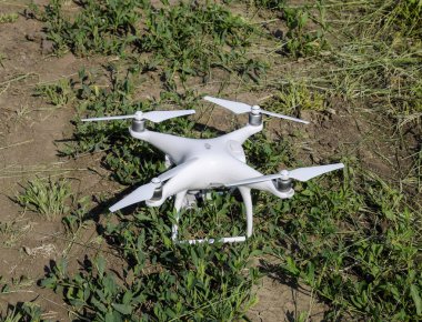 Krasnodar, Rusya Federasyonu - 30 Mayıs 2017: Beyaz robot çim ile toprak üzerinde