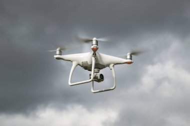 Krasnodar, Rusya - 30 Mayıs 2017: Dron bulutlu gökyüzü karşı. Önce bir fırtına drone uçuş. İle DJI indeks işlem Phantom 4 uçuş robot. Gökyüzünde helikopter uçuş.