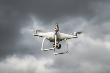 Krasnodar, Rusya - 30 Mayıs 2017: Dron bulutlu gökyüzü karşı. Önce bir fırtına drone uçuş. İle DJI indeks işlem Phantom 4 uçuş robot. Gökyüzünde helikopter uçuş.