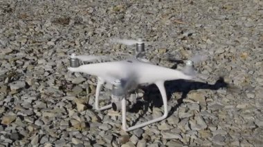 Şirket ile DJI indeks işlem açık pervane ile drone hayalet 4 çakıl üzerinde duruyor.