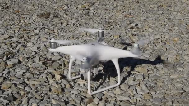 Şirket ile DJI indeks işlem açık pervane ile drone hayalet 4 çakıl üzerinde duruyor. — Stok video