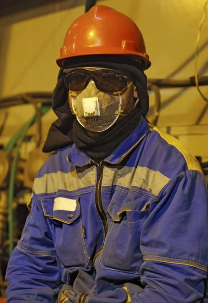 工人在工作服和口罩 技术工人的防护服装 — 图库照片
