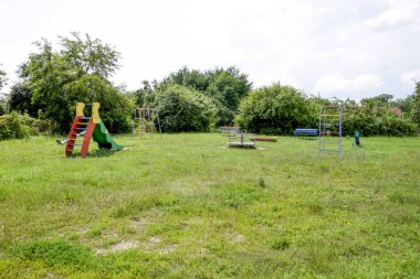 Çocuk parkı. Salla, atlıkarınca ve kay