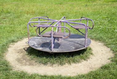 Çocuk demir atlıkarınca. Çocuk Bahçesi. Salıncak, carousel ve slayt.