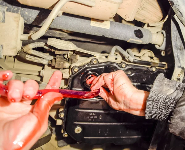 Oil Change Automatic Transmission Filling Oil Hose Car Maintenance Station — Stock Photo, Image