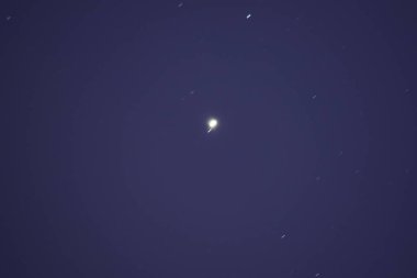 Yıldızlı gece gökyüzü. Samanyolu, bizim galaksinin.