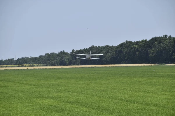 Samoloty Lotnictwa Rolnych Lądowania Polu Napełniania Nawozy — Zdjęcie stockowe