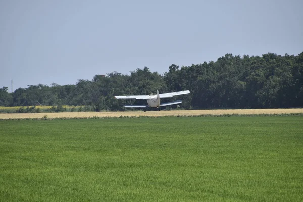 Aeronaves Aviação Agrícola Aterragem Campo Para Enchimento Fertilizantes — Fotografia de Stock