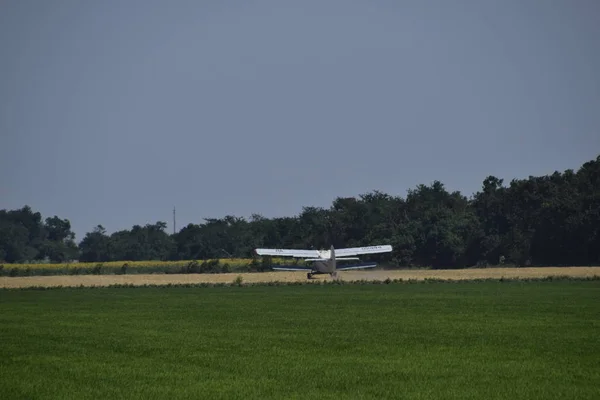 Pesawat Penerbangan Pertanian Mendarat Lapangan Untuk Mengisi Pupuk — Stok Foto
