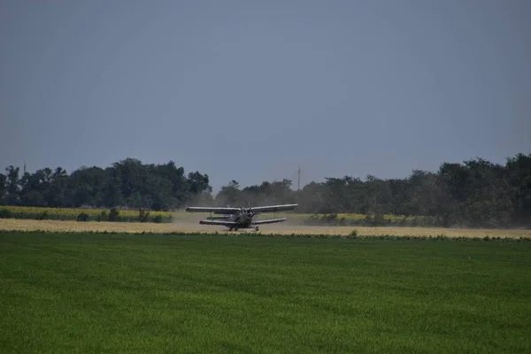 飞机农业航空安 降落在现场灌装肥料 — 图库照片