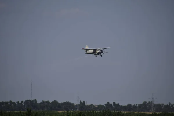 飞机农业航空 喷洒肥料和杀虫剂在领域与航空器 — 图库照片