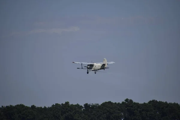 Avión Agrícola Aviación Pulverización Fertilizantes Pesticidas Campo Con Aeronave — Foto de Stock