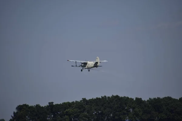 Avión Agrícola Aviación Pulverización Fertilizantes Pesticidas Campo Con Aeronave — Foto de Stock