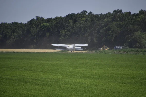 Aeronaves Aviação Agrícola Pulverização Fertilizantes Pesticidas Campo Com Aeronave — Fotografia de Stock