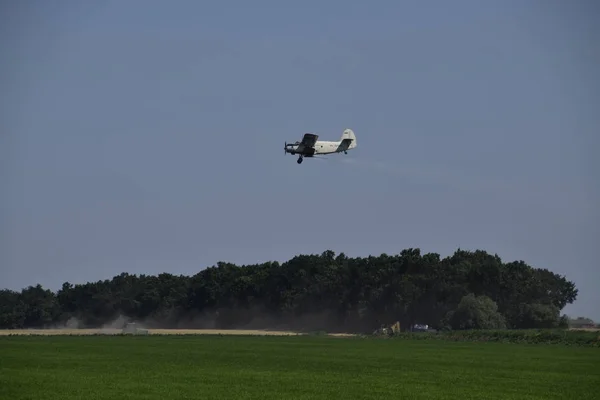 Samoloty Lotnictwa Rolnych Rozpylania Nawozów Pestycydów Polu Samolotu — Zdjęcie stockowe