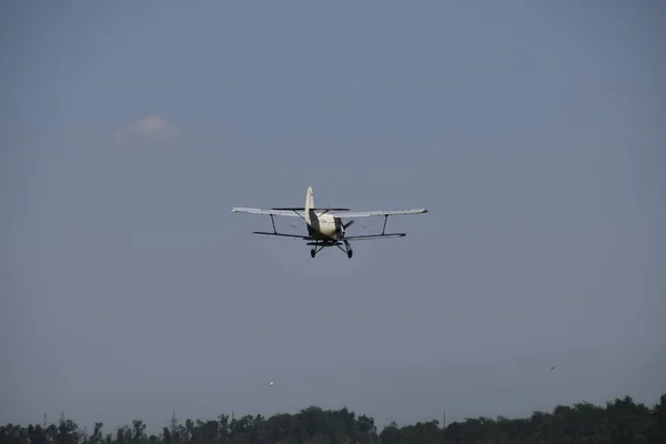 Aeronaves Aviação Agrícola Pulverização Fertilizantes Pesticidas Campo Com Aeronave — Fotografia de Stock