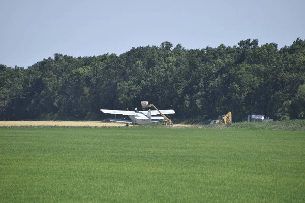 Aeronaves Aviação Agrícola Pulverização Fertilizantes Pesticidas Campo Com Aeronave Recarga — Fotografia de Stock