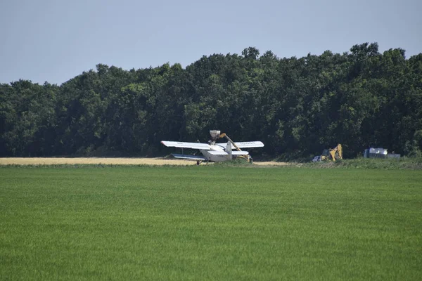 Aeronaves Aviação Agrícola Pulverização Fertilizantes Pesticidas Campo Com Aeronave Recarga — Fotografia de Stock