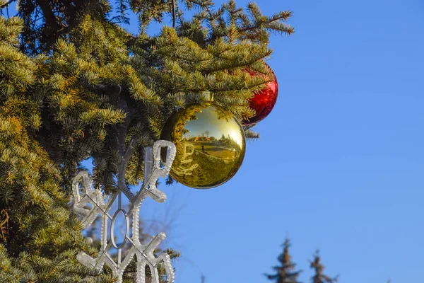 Süslemeleri yılbaşı ağacı. Tinsel ve oyuncaklar, topları ve diğer süslemeleri Noel Noel ayakta açık havada ağaç. — Stok fotoğraf