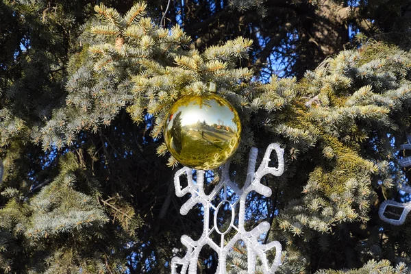 Koristeet uudenvuoden puu. Tinsel ja lelut, pallot ja muut koristeet joulukuusi seisoo ulkona . — kuvapankkivalokuva