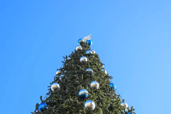 Decoraciones árbol de Año Nuevo. Hojalata y juguetes, bolas y otras decoraciones en el árbol de Navidad de pie al aire libre . — Foto de Stock