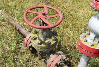 Manuel kapatma üzerinde vana petrol kuyusu. Petrol kuyusu geçen ekipman.