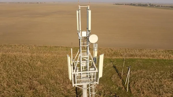 Equipamento para transmissão de sinal celular e móvel. Torre celular . — Fotografia de Stock