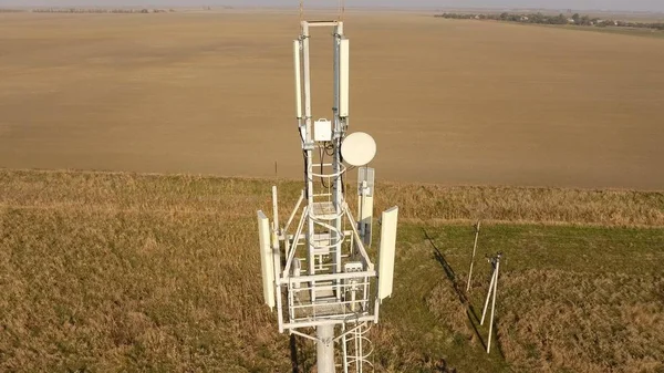 Hücresel ve telefon sinyal aktarımı için ekipman. Hücresel kule. — Stok fotoğraf