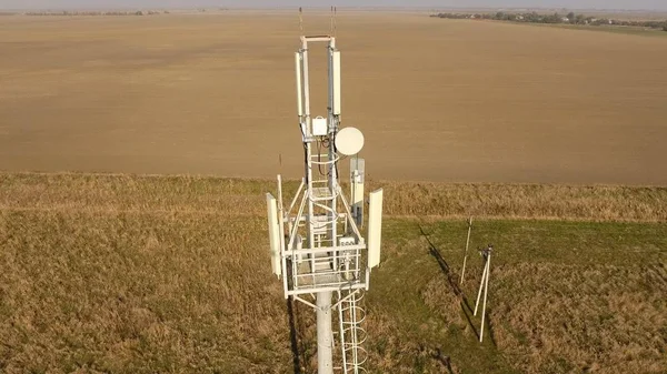 Apparecchiature per la trasmissione di segnali cellulari e mobili. Torre cellulare . — Foto Stock