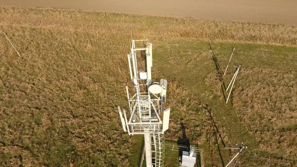 Hücresel ve telefon sinyal aktarımı için ekipman. Hücresel kule. — Stok fotoğraf