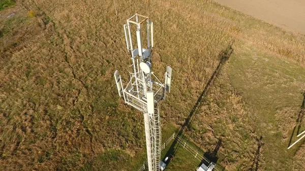 Zařízení pro přenos mobilní a mobilní signál. Mobilní věž. — Stock fotografie