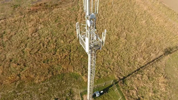 Equipamento para transmissão de sinal celular e móvel. Torre celular . — Fotografia de Stock