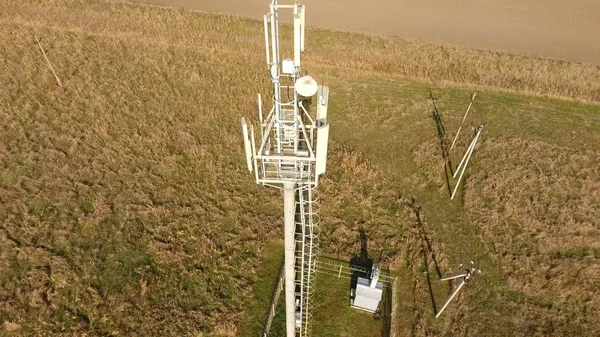Apparecchiature per la trasmissione di segnali cellulari e mobili. Torre cellulare . — Foto Stock