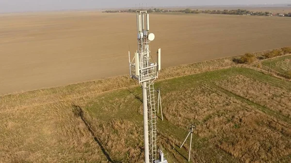 Equipo para retransmitir señal celular y móvil. Torre celular . — Foto de Stock