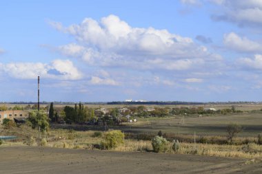 Küçük bir Rus köy bir görünümünü yukarıda. Kırsal manzara. Alan ve köy. Yarı terk edilmiş bir köy