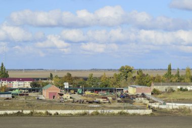 Küçük bir Rus köy bir görünümünü yukarıda. Kırsal manzara. Alan ve köy. Yarı terk edilmiş bir köy