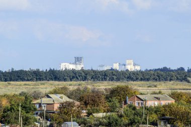 Eski fabrika ve depoların terk edilmiş eski binaları. Yok edilen temel petrol tesisi. Sovyet mirası. Eski tuğla binalar. Kuban 'da Yerleşim
