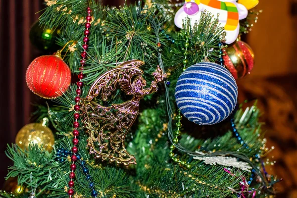 Klatergoud Speelgoed Ballen Andere Decoraties Kerst Kerst Boom Staande Open — Stockfoto